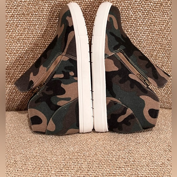 🆕 Woman camouflage color wedge sneakers- size 9 - Picture 4 of 6